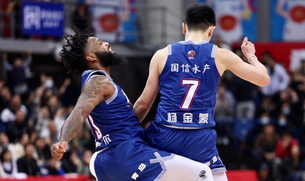 冲刺阶段CBA常规赛传出新动向，拜仁慕尼黑回应争议，管理层表态——信心回归，年轻球员得到机会的简单介绍